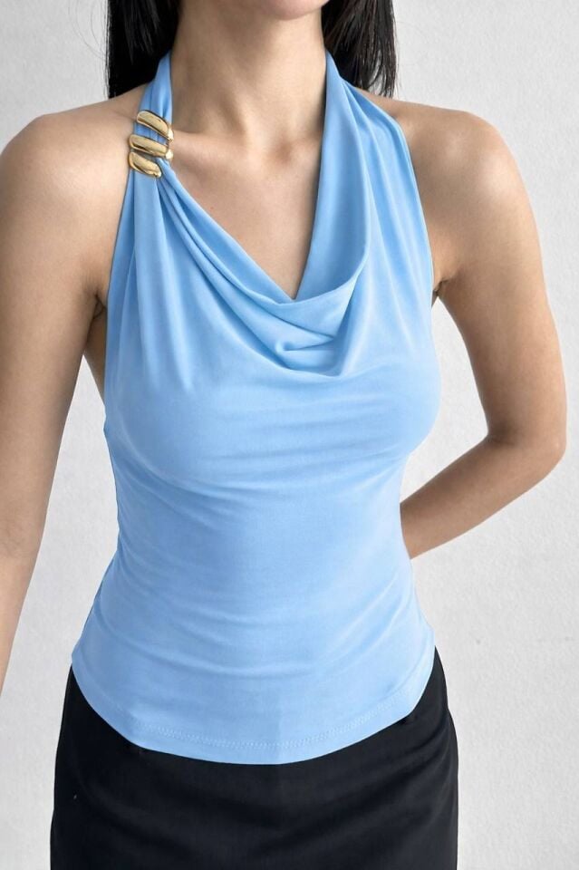 Degaje Yaka Aksesuar Detaylı Crop Bluz