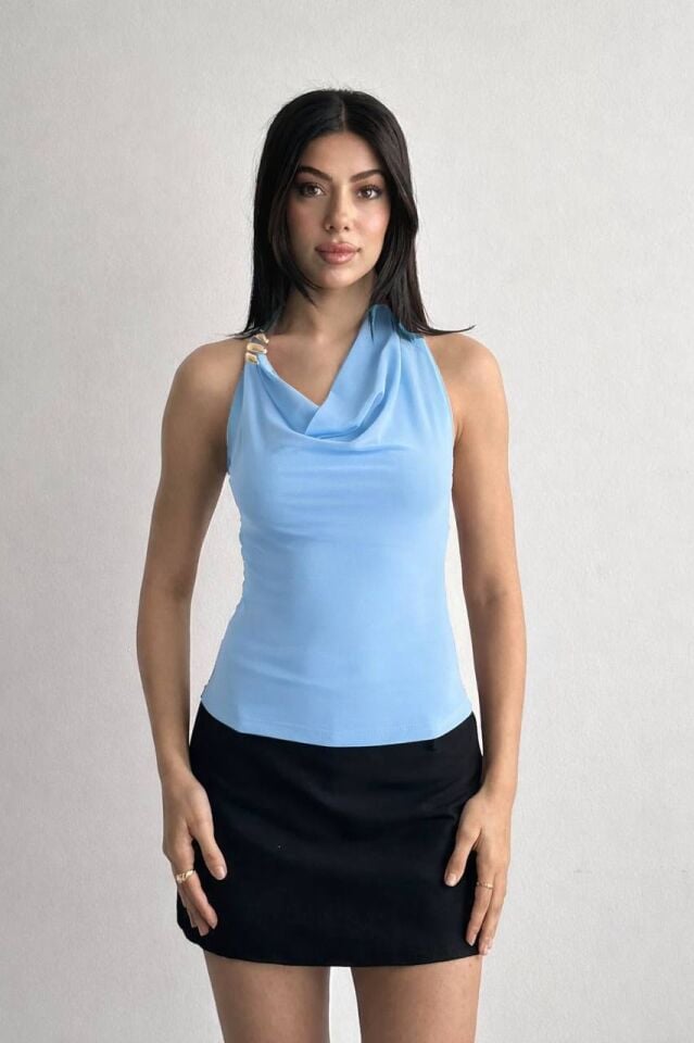 Degaje Yaka Aksesuar Detaylı Crop Bluz