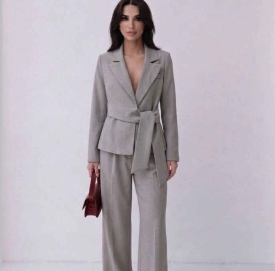 Kuşak Detaylı Blazer Ceket Takım